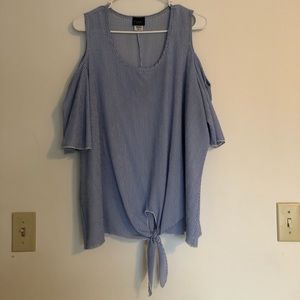 Short sleeved, tied top